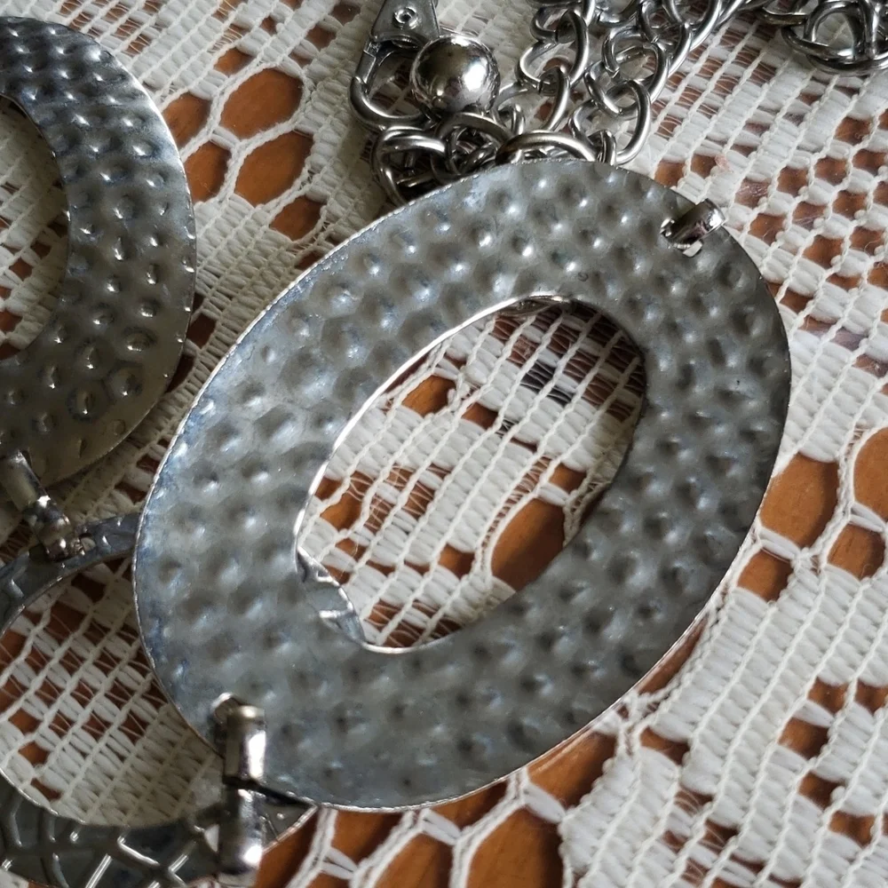 Hammered metal chain belt